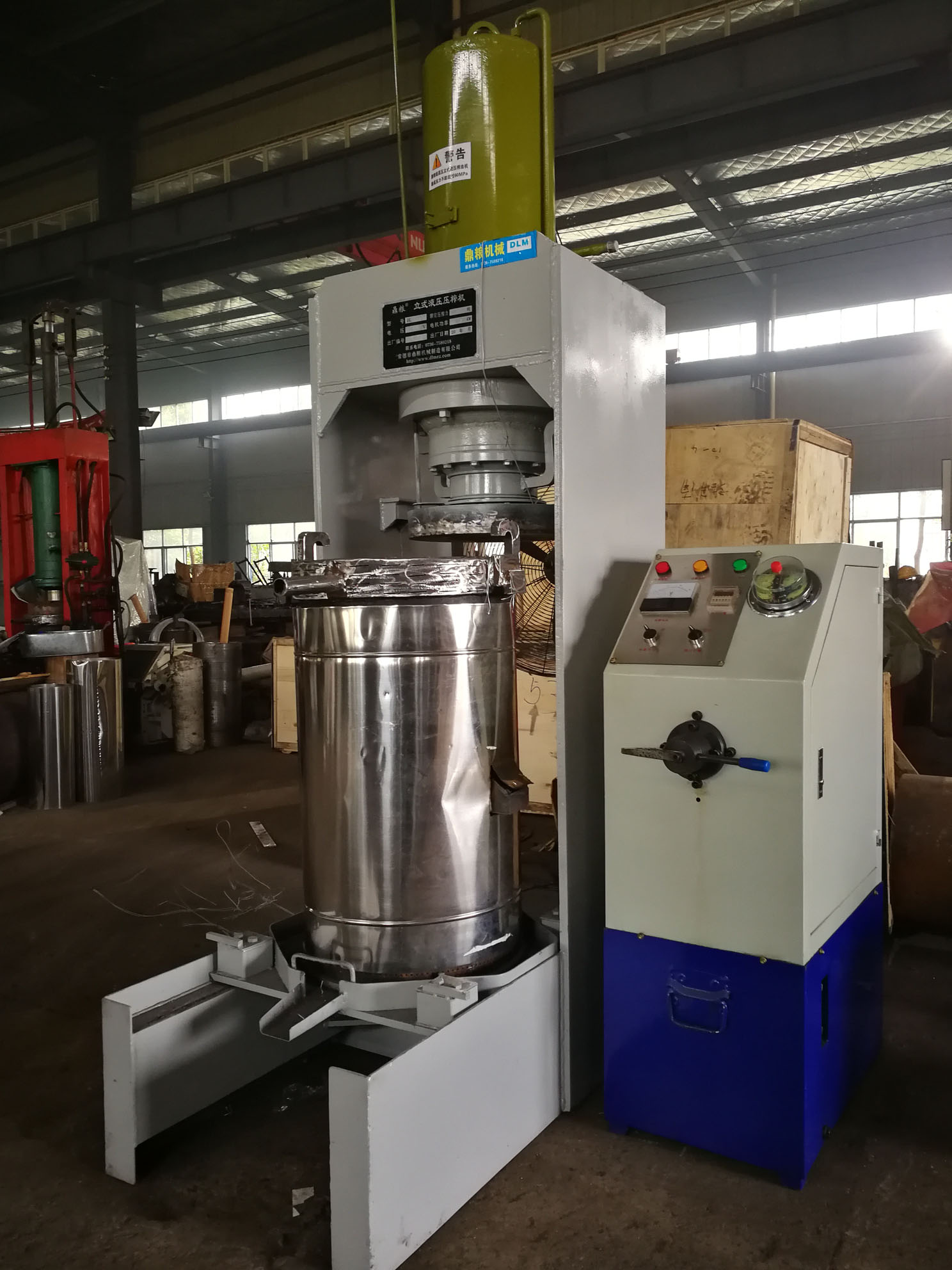 不銹鋼超高壓立式液壓壓榨機(jī)，果汁壓榨機(jī)，果渣壓榨機(jī)，藥材壓榨，油渣處理，白土壓榨